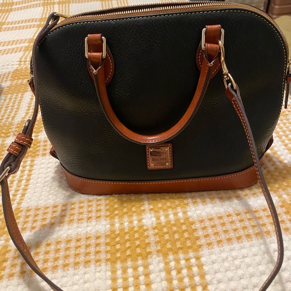 Used Black and Tan Dooney and Bourke purse! Still in very good condition - Picture 2 of 5